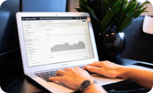 ¡Alto! Tu Estrategia de LinkedIn Murió: Del Ego de la Marca Personal a la Venta por Comunidad
